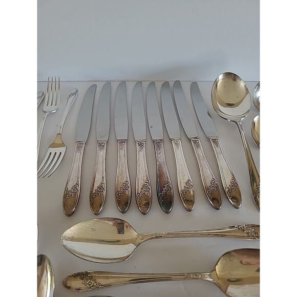 ONEIDA SILVER 34pc -Serves 8 - Queen Bess II Tudor Plated 1946 - Picture 6 of 9